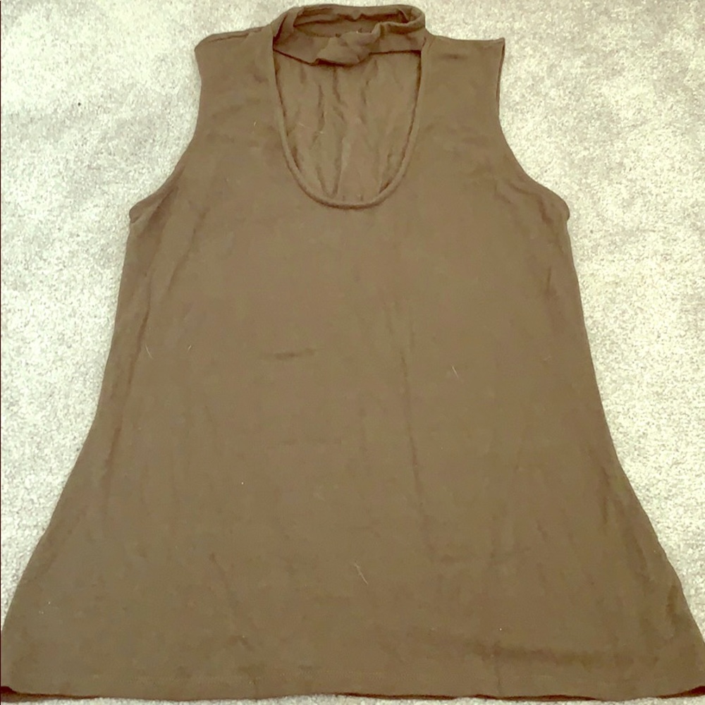 Express sleeveless shirt with choker.